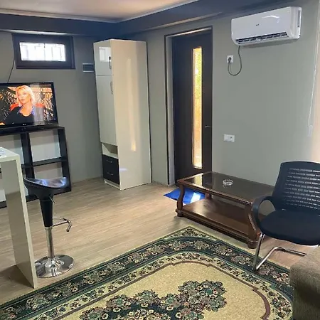 Art Hole Bed & Breakfast Kutaisi Exterior photo